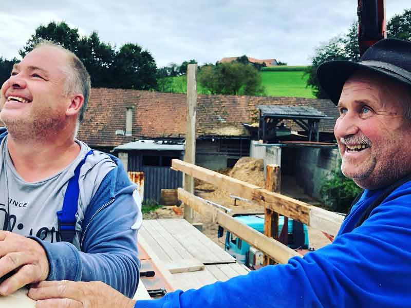 Zimmerer Karl Blümel beim Aufstellen eines Holzhauses im Landkreis Straubing-Bogen